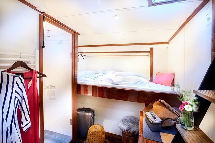 Hotel Segelschiff Loth Lorien Hamburgo Exterior foto