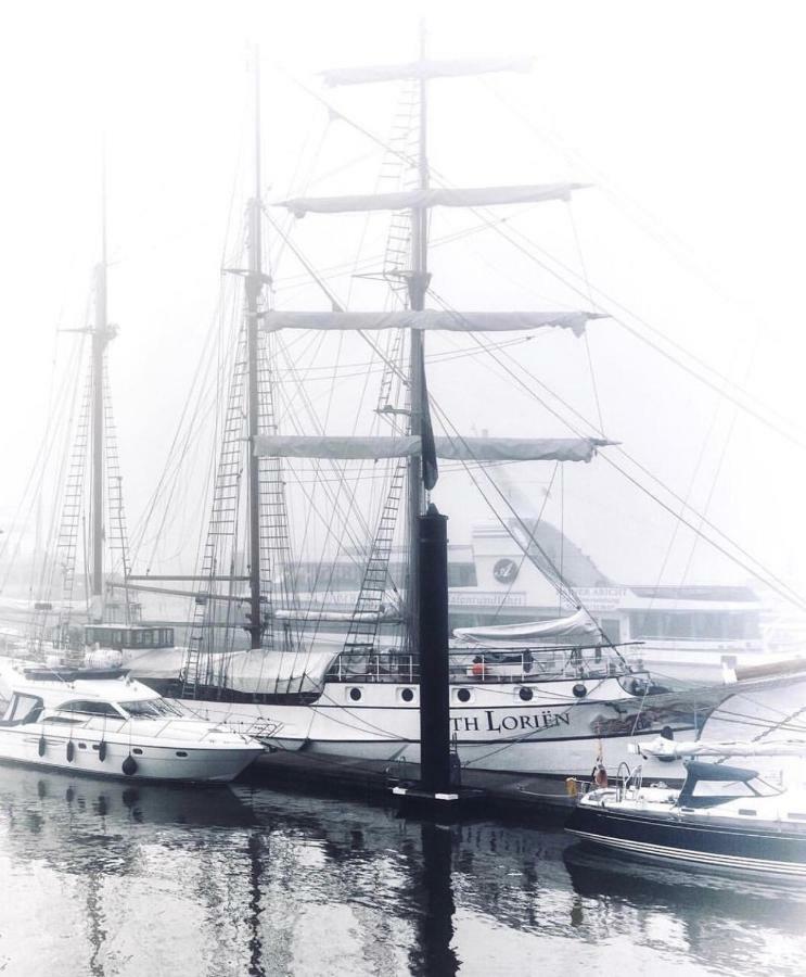 Hotel Segelschiff Loth Lorien Hamburgo Exterior foto