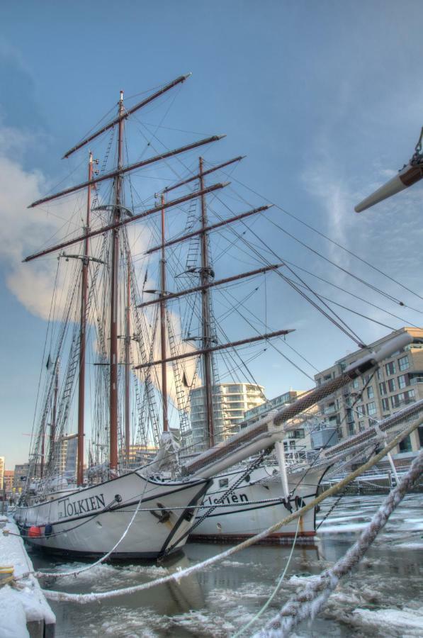 Hotel Segelschiff Loth Lorien Hamburgo Exterior foto