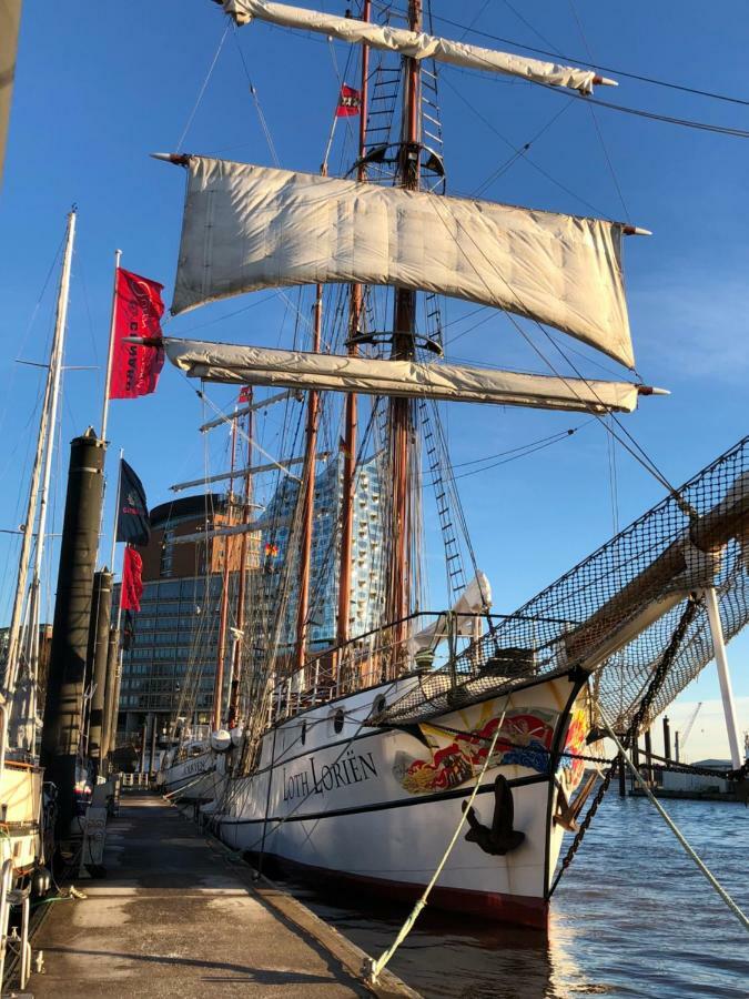 Hotel Segelschiff Loth Lorien Hamburgo Exterior foto