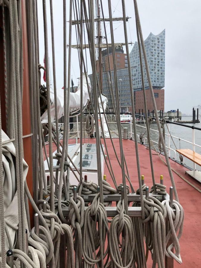 Hotel Segelschiff Loth Lorien Hamburgo Exterior foto