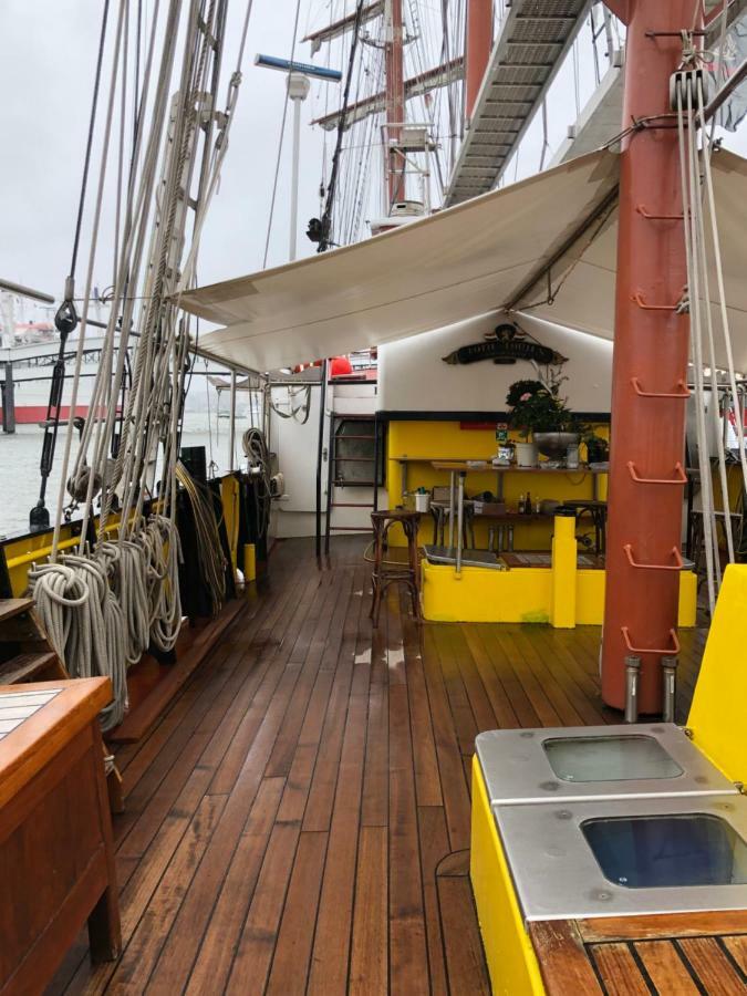 Hotel Segelschiff Loth Lorien Hamburgo Exterior foto